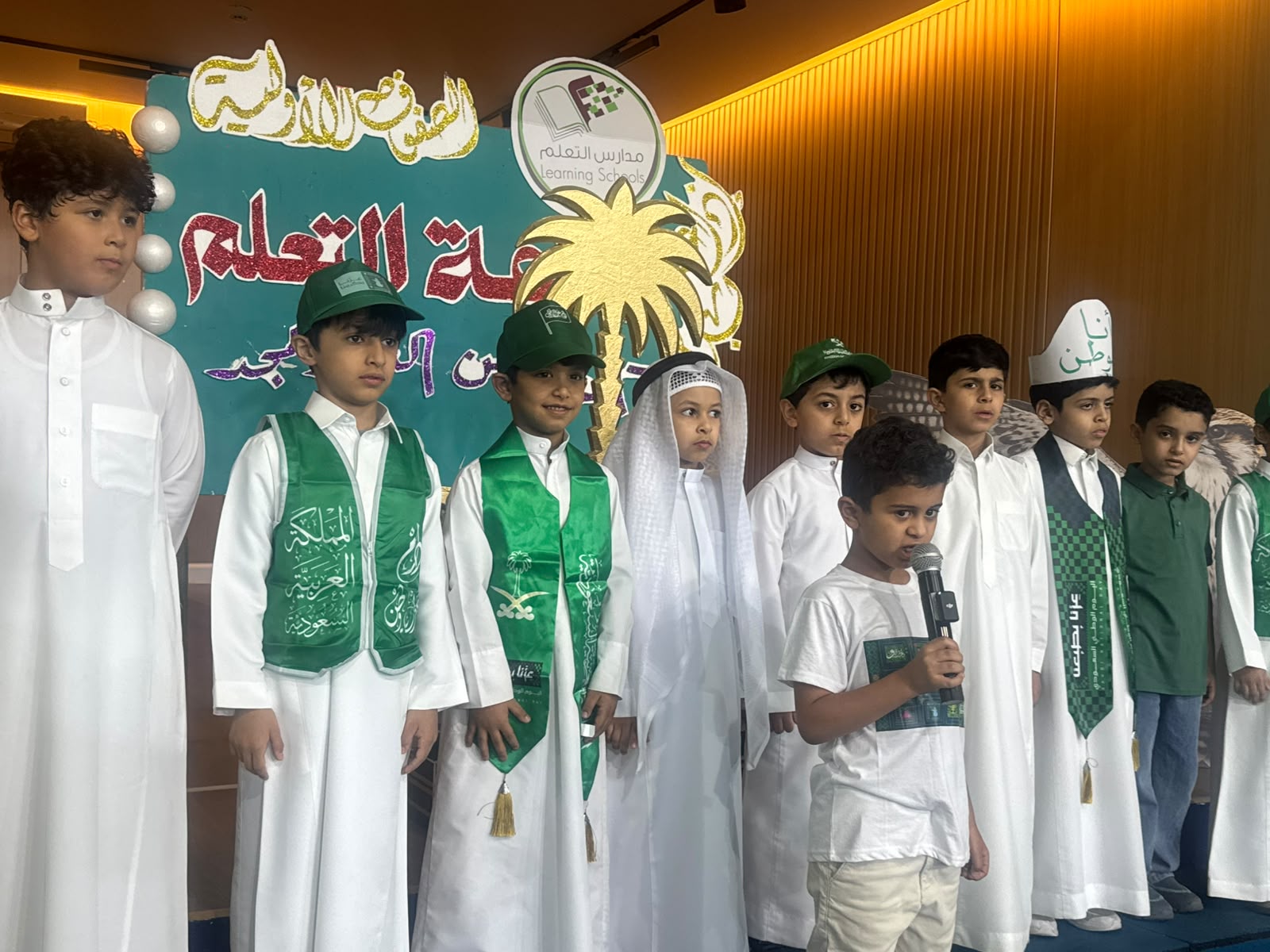 موطن الفخر  ، ورمز العزة.. حفظ الله المملكة شعباً وقيادة.